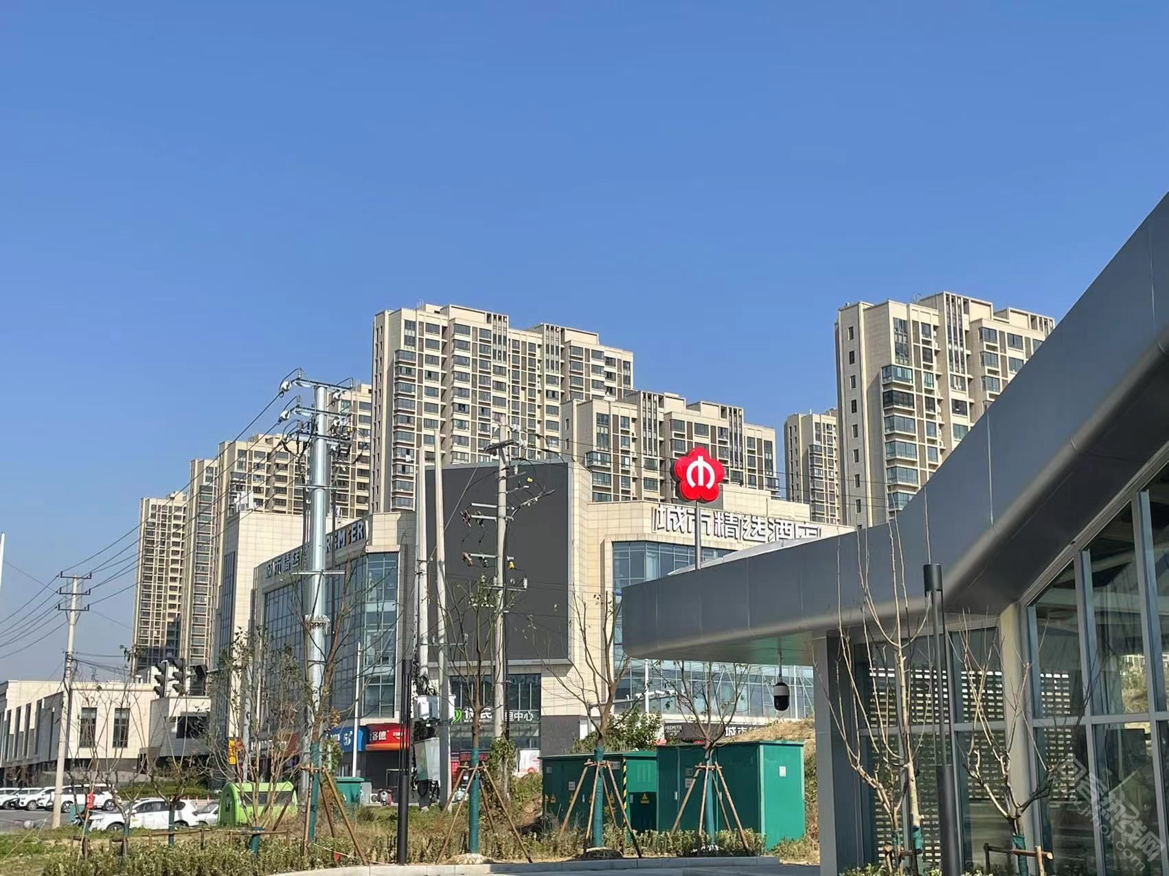 方便市民开车换乘华阳站西侧正在建停车场