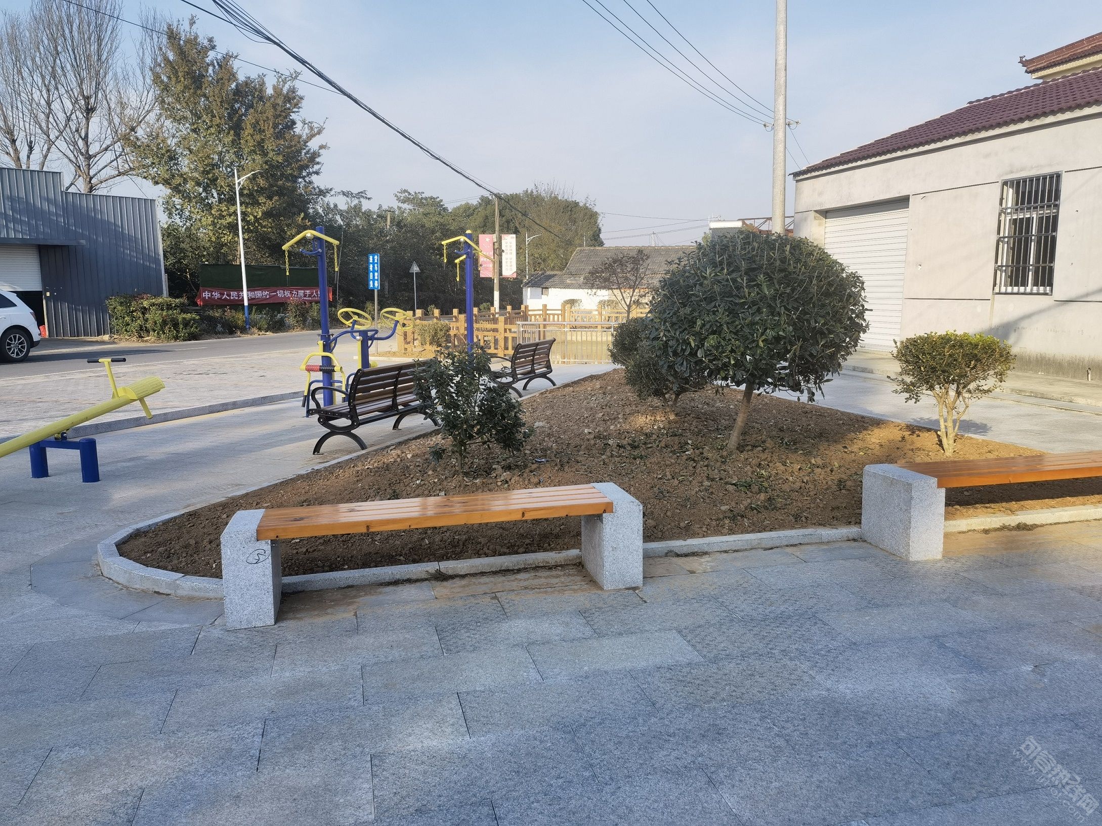 杨家边村口南亭村卫生室旁边新建了健身广场给带娃就医的家长提供了