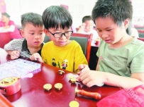 郭庄镇虬北村开展了“火漆印章”儿童手工制作活动